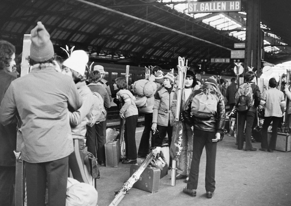chulkinder warten am St.Galler Hauptbahnhof auf den Zug, der sie ins Skilager bringen wird